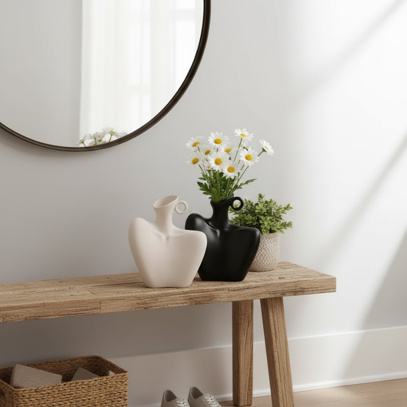 Vase sculptural en céramique avec anneau latéral – Design décoratif moderne